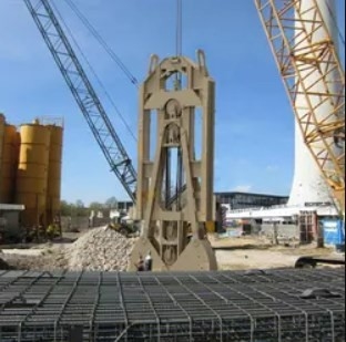 Máy đóng cọc sâu 30m hiệu suất cao với tối đa 50m. Quãng đường di chuyển